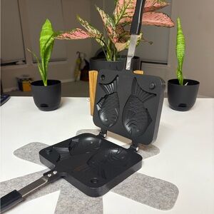 NEW - Fish-Shaped Taiyaki Cast Iron Pan Japan Korea Chef Supplies Cookware
